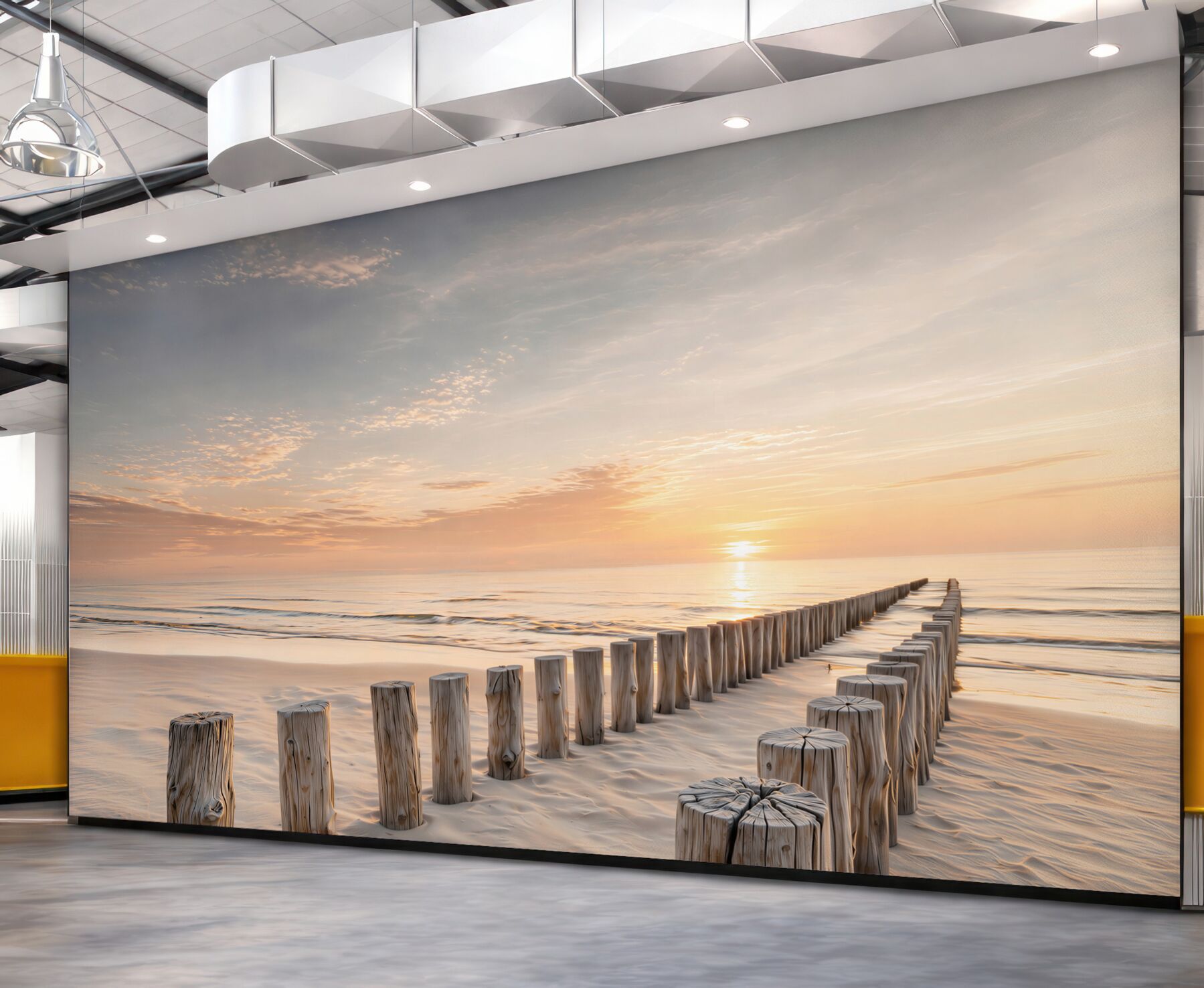 Fototapeta spokojna plaża o wschodzie słońca z drewnianymi palami